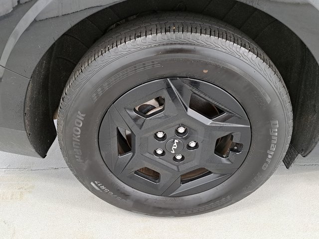 Used 2025 Kia Carnival FWD image 35