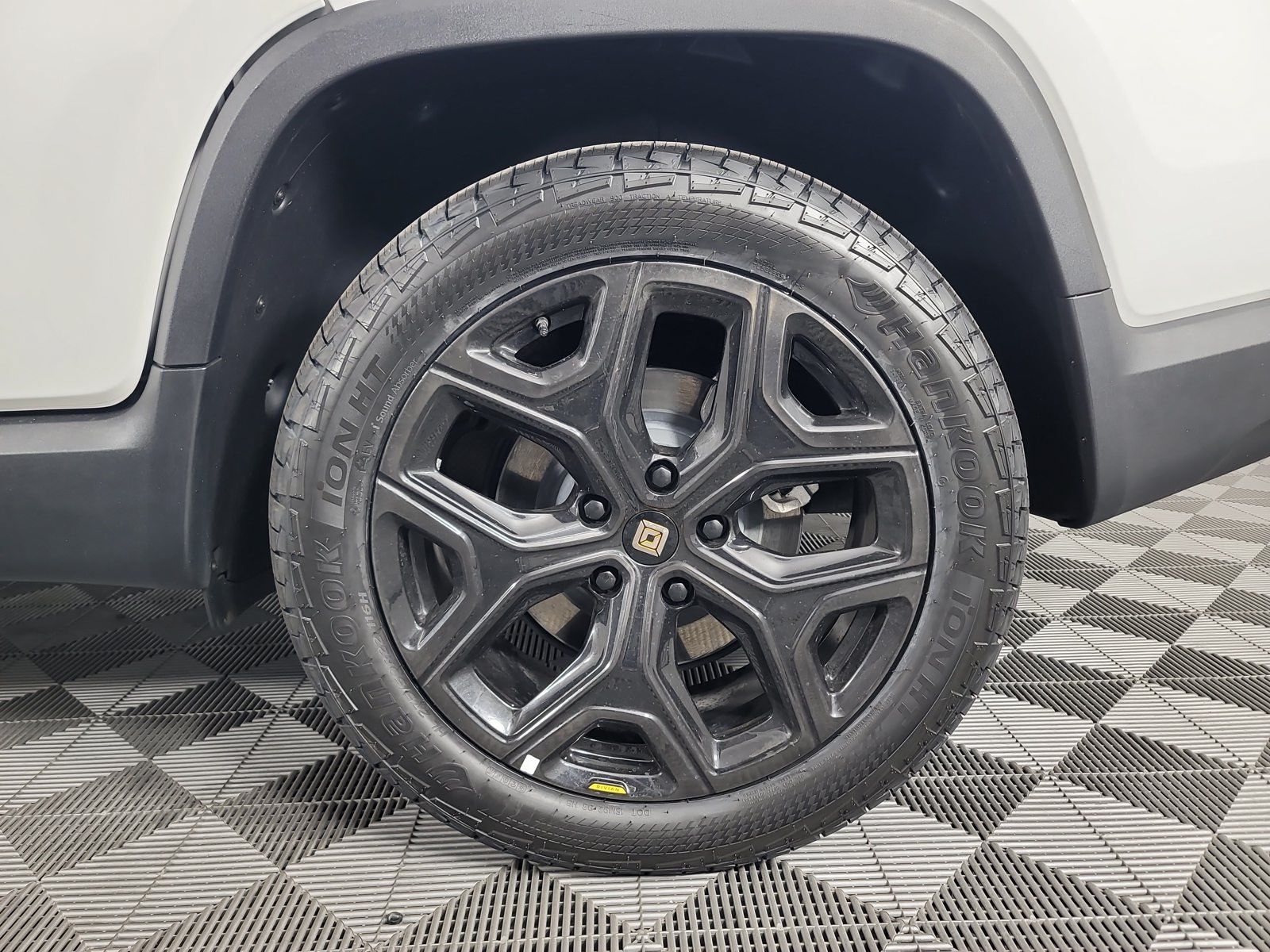 Used 2024 Rivian R1T Adventure Dual AWD/4WD image 10