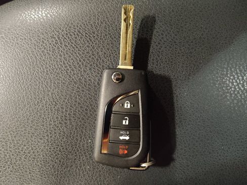 Used 2022 Toyota Camry LE image 32