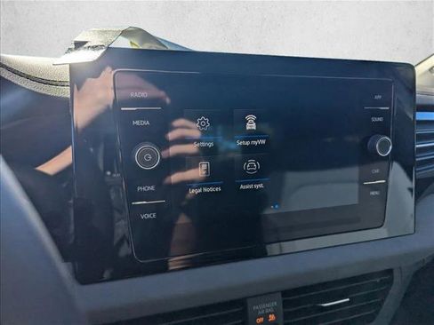 Certified 2025 Volkswagen Jetta SE w/ Sunroof Package image 14