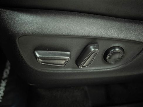 Used 2024 Toyota Highlander XLE AWD/4WD image 12
