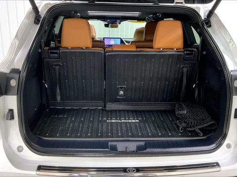 Used 2024 Toyota Highlander Platinum AWD/4WD image 39
