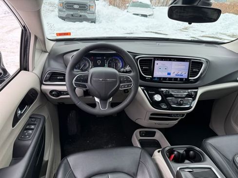 Used 2024 Chrysler Pacifica Touring-L image 6