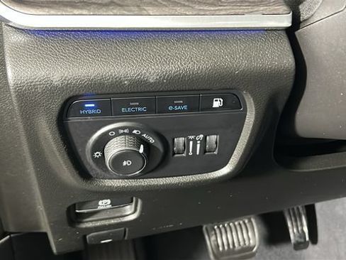Used 2023 Jeep Grand Cherokee Overland w/ Luxury Tech Group IV AWD/4WD image 19