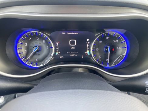 Used 2024 Chrysler Pacifica Touring-L image 8