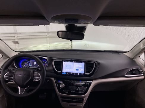 Used 2024 Chrysler Pacifica Touring-L image 11