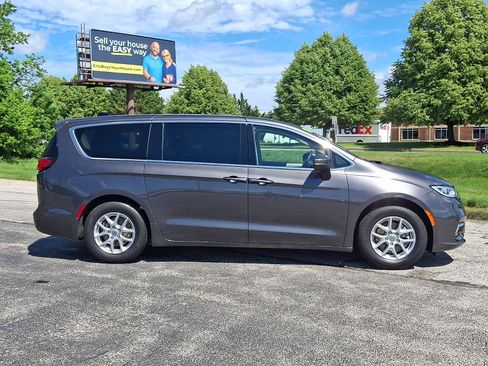 Certified 2023 Chrysler Pacifica Touring-L FWD image 8