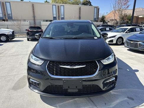 Used 2023 Chrysler Pacifica Touring-L image 2