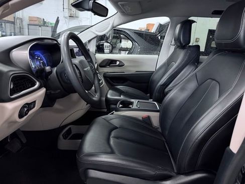 Used 2024 Chrysler Pacifica Touring-L FWD image 18