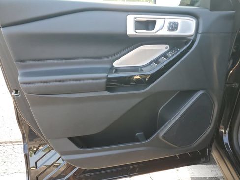 Used 2022 Ford Explorer Platinum w/ Technology Package AWD/4WD image 14