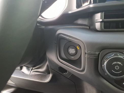 Used 2025 Jeep Wrangler Unlimited Sahara image 9