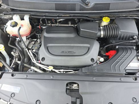 Used 2023 Chrysler Pacifica Touring-L FWD image 5