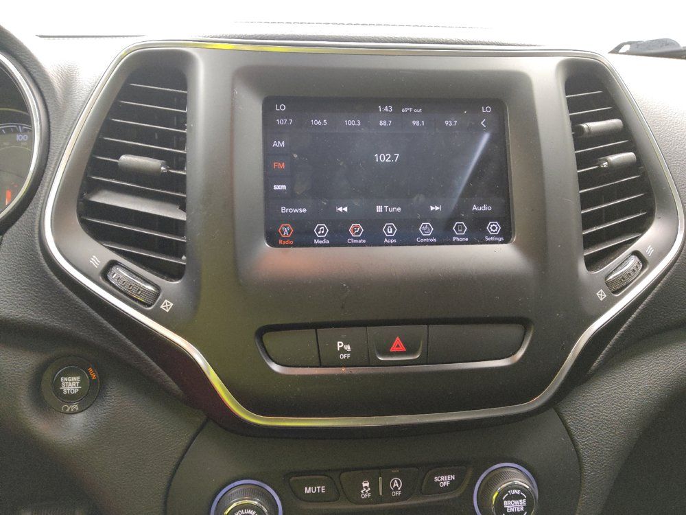 Used 2019 Jeep Cherokee Latitude Plus w/ Comfort/Convenience Group FWD image 25
