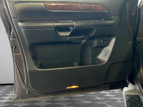 Used 2013 Nissan Armada Platinum image 25