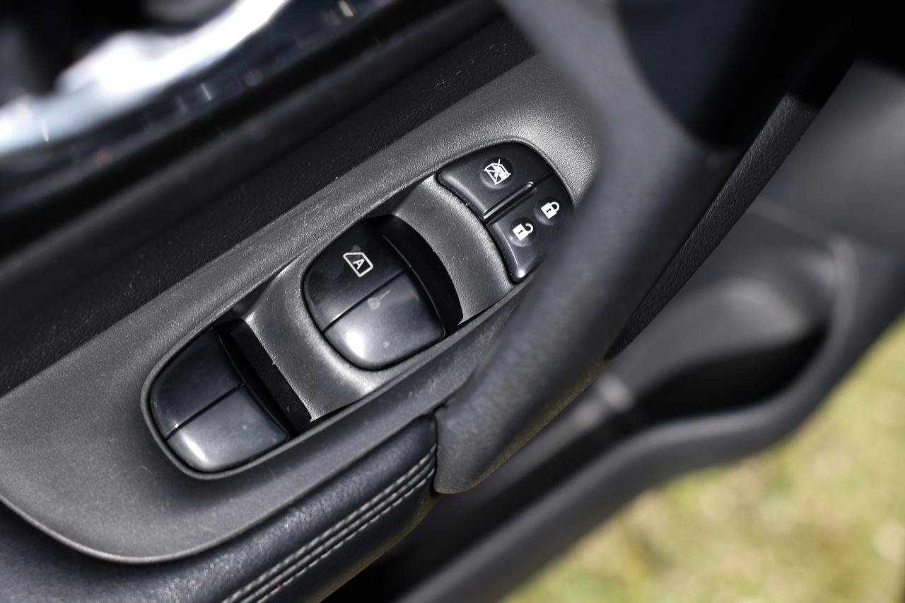 Used 2018 Nissan Rogue SV AWD/4WD image 39