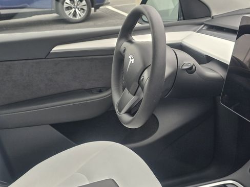 Used 2023 Tesla Model Y Performance image 16