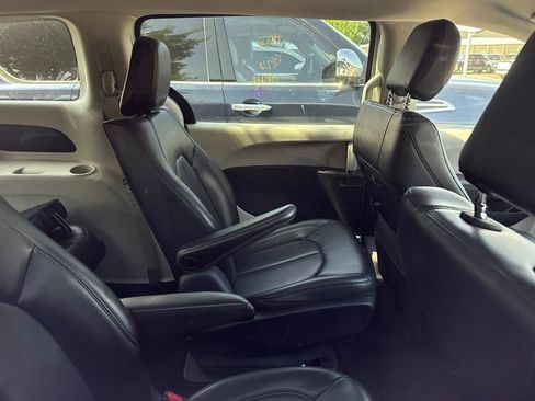 Used 2023 Chrysler Pacifica Touring-L FWD image 4