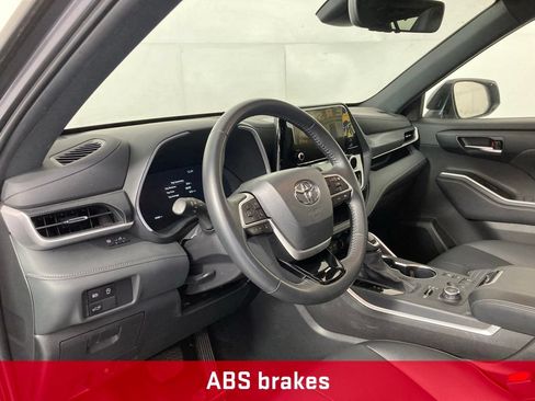 Used 2025 Toyota Highlander XSE AWD/4WD image 13