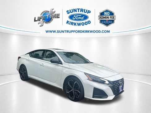 Used 2023 Nissan Altima 2.5 SR w/ SR Premium Package FWD image 9