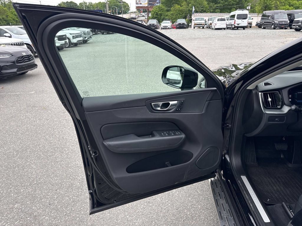 Used 2024 Volvo XC60 B5 Core AWD/4WD image 28