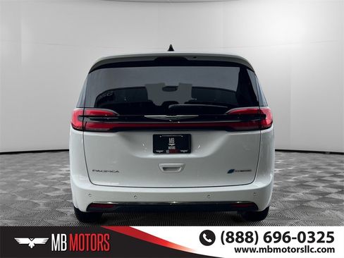 Used 2024 Chrysler Pacifica Select image 4