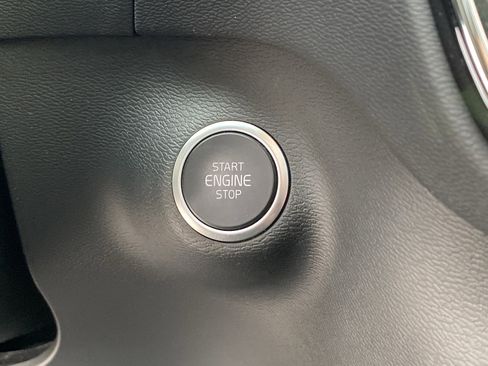 Used 2025 Volvo XC40 B5 Core image 27