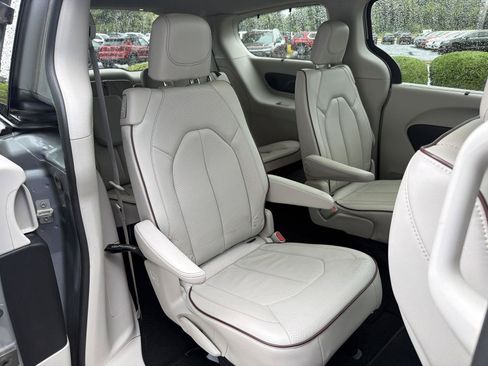 Used 2020 Chrysler Pacifica Limited w/ Advanced Safetytec Group FWD image 37