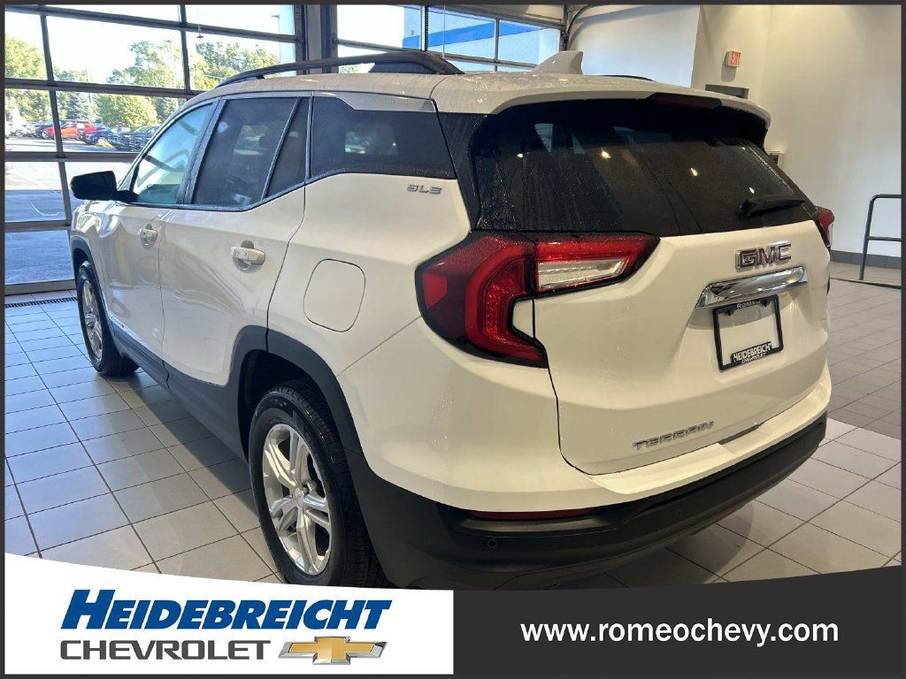 Used 2024 GMC Terrain SLE w/ Driver Convenience Package FWD image 5