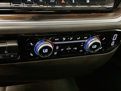 Used 2025 GMC Sierra 1500 SLT AWD/4WD image 24