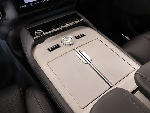 New 2025 Lincoln Navigator Reserve w/ Jet Appearance Package AWD/4WD image 8