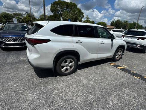 Used 2023 Toyota Highlander LE FWD image 16