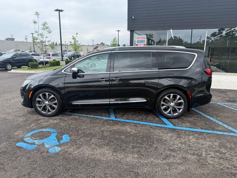 Used 2017 Chrysler Pacifica Limited w/ UConnect Theater Package FWD image 8