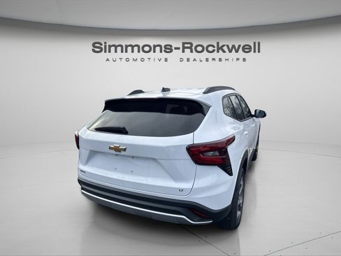 Used 2025 Chevrolet Trax LT w/ LT Convenience Package image 7