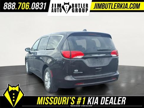Used 2017 Chrysler Pacifica Touring w/ Tire & Wheel Group FWD image 5