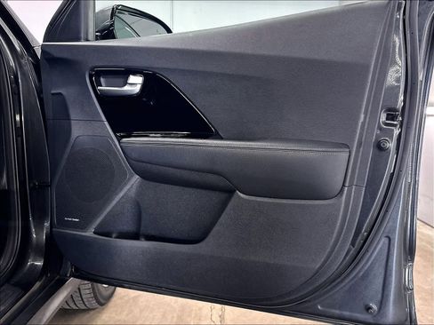 Used 2022 Kia Niro EX FWD image 25