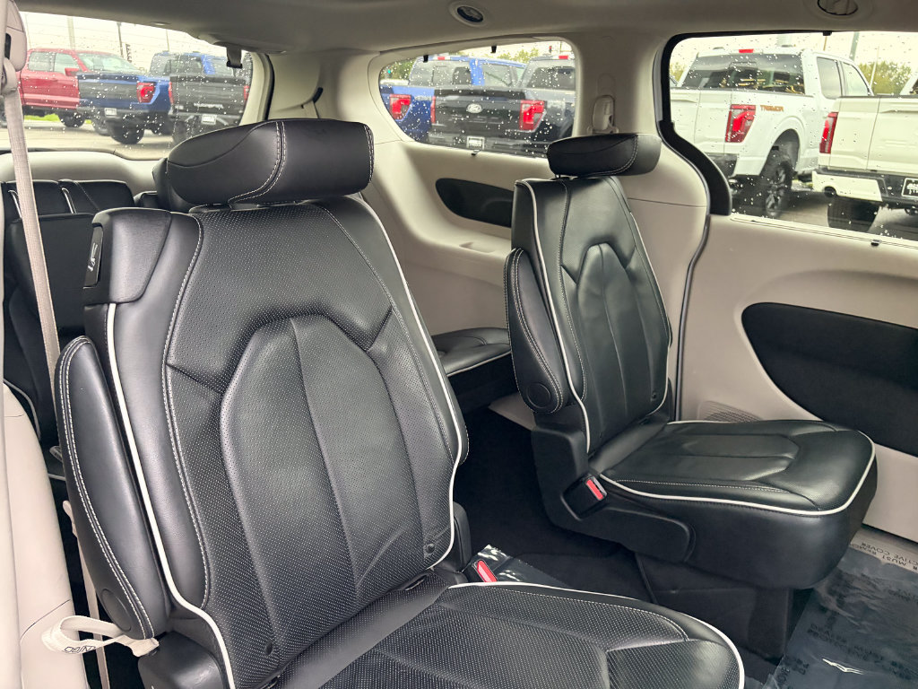Used 2024 Chrysler Pacifica Limited FWD image 16