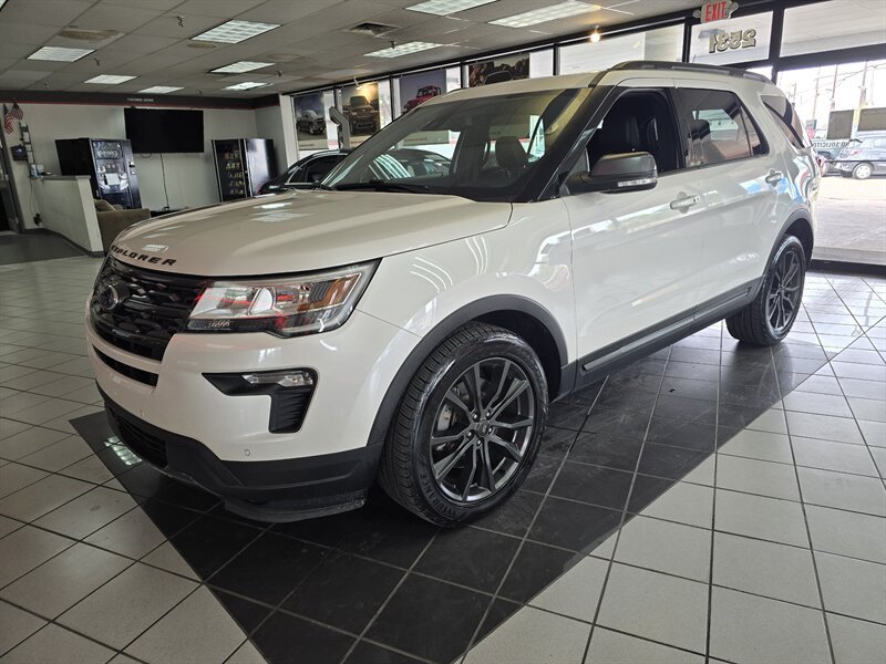 Used 2018 Ford Explorer XLT w/ Equipment Group 202A AWD/4WD image 1