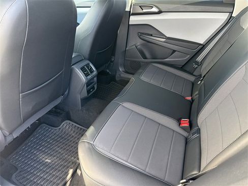 Certified 2023 Volkswagen Taos SE w/ Panoramic Sunroof Package image 26