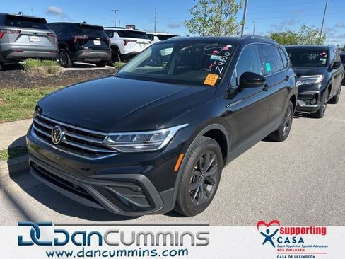 Used 2022 Volkswagen Tiguan SE AWD/4WD image 1