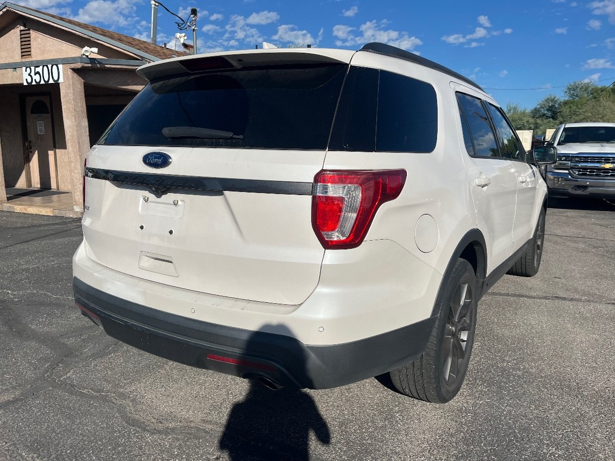 Used 2017 Ford Explorer XLT w/ Equipment Group 202A FWD image 3