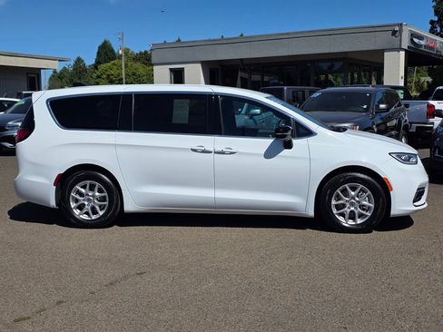 Used 2025 Chrysler Pacifica Select FWD image 8