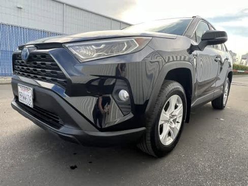 Used 2021 Toyota RAV4 XLE image 9