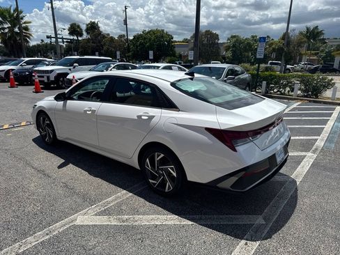 Certified 2025 Hyundai Elantra SEL FWD image 22