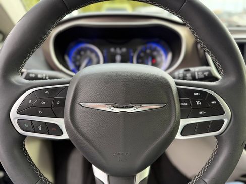 Used 2023 Chrysler Voyager LX image 34