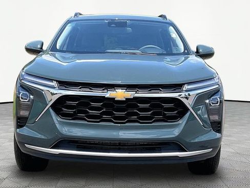 Used 2025 Chevrolet Trax LT FWD image 2