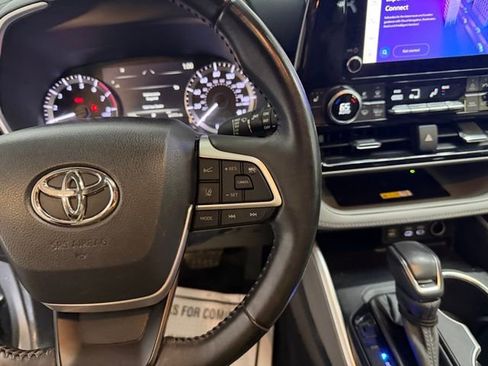 Used 2023 Toyota Highlander XLE FWD image 16