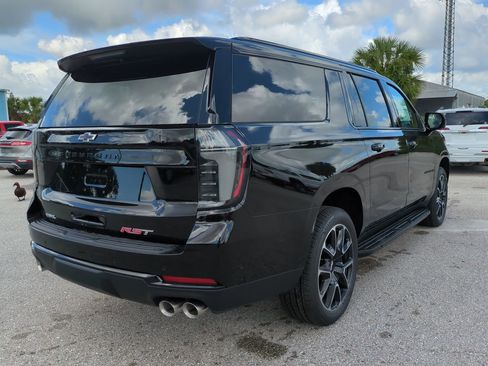 New 2026 Chevrolet Suburban RST w/ RST Capability Package AWD/4WD image 4