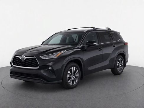 Used 2020 Toyota Highlander XLE AWD/4WD image 2