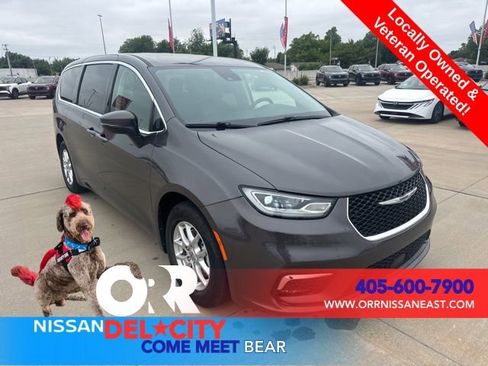 Used 2023 Chrysler Pacifica Touring-L FWD image 7