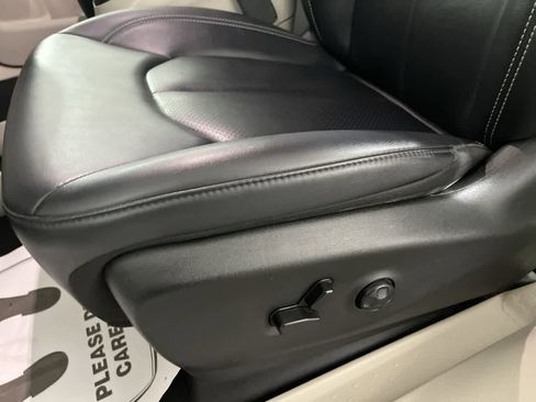 Used 2024 Chrysler Pacifica Touring-L image 14